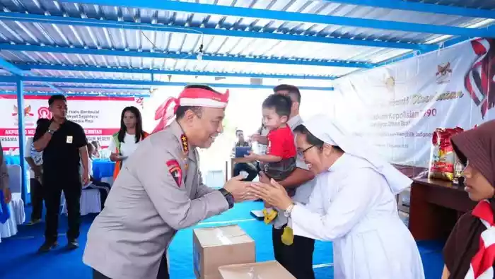 wakapolri-komjen-dedi-prasrtyo-hadir-dalam-acara-bakti-sosial-alumni-akpol-angkatan-1990-batalyon-dhira-brata-di-mapolsek-genu-1756001972175_169