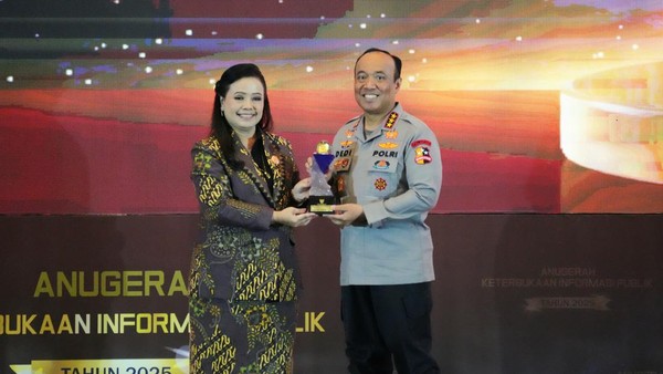 wakapolri-komjen-dedi-prasetyo-menerima-penghargaan-dari-kpi-1765795004620_169