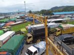 Ilustrasi Truk Logistik di Dermaga